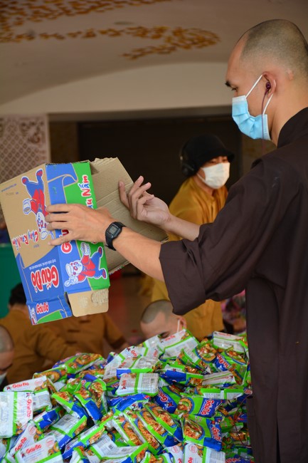 Continuing to support people in need in the Covid-19 pandemic of Hoang Phap Pagoda (series 2)